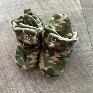 Robeez baby slippers 0-3 months